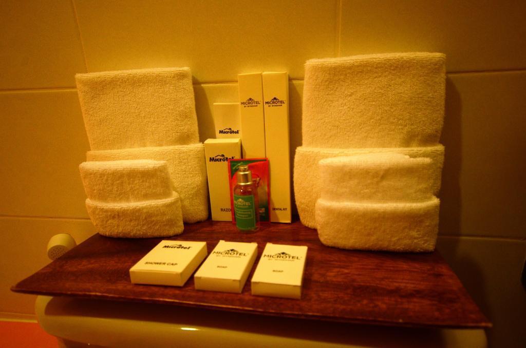 Microtel By Wyndham Puerto Princesa Buitenkant foto