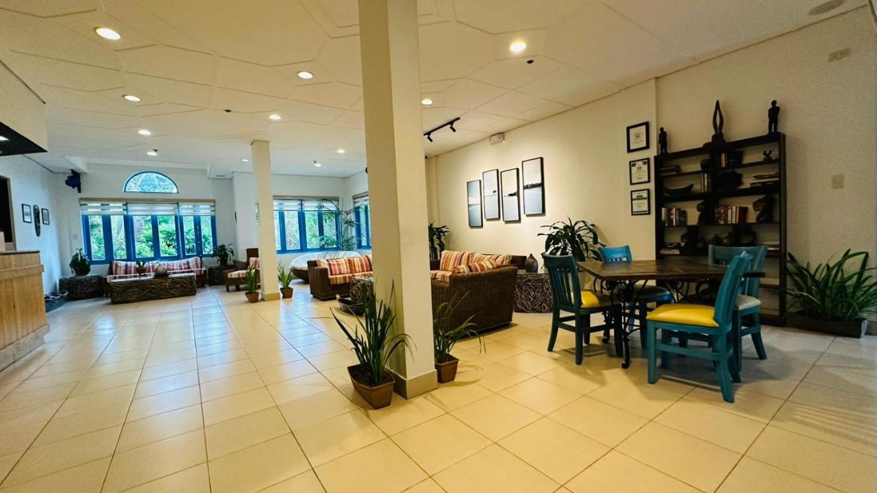 Microtel By Wyndham Puerto Princesa Buitenkant foto