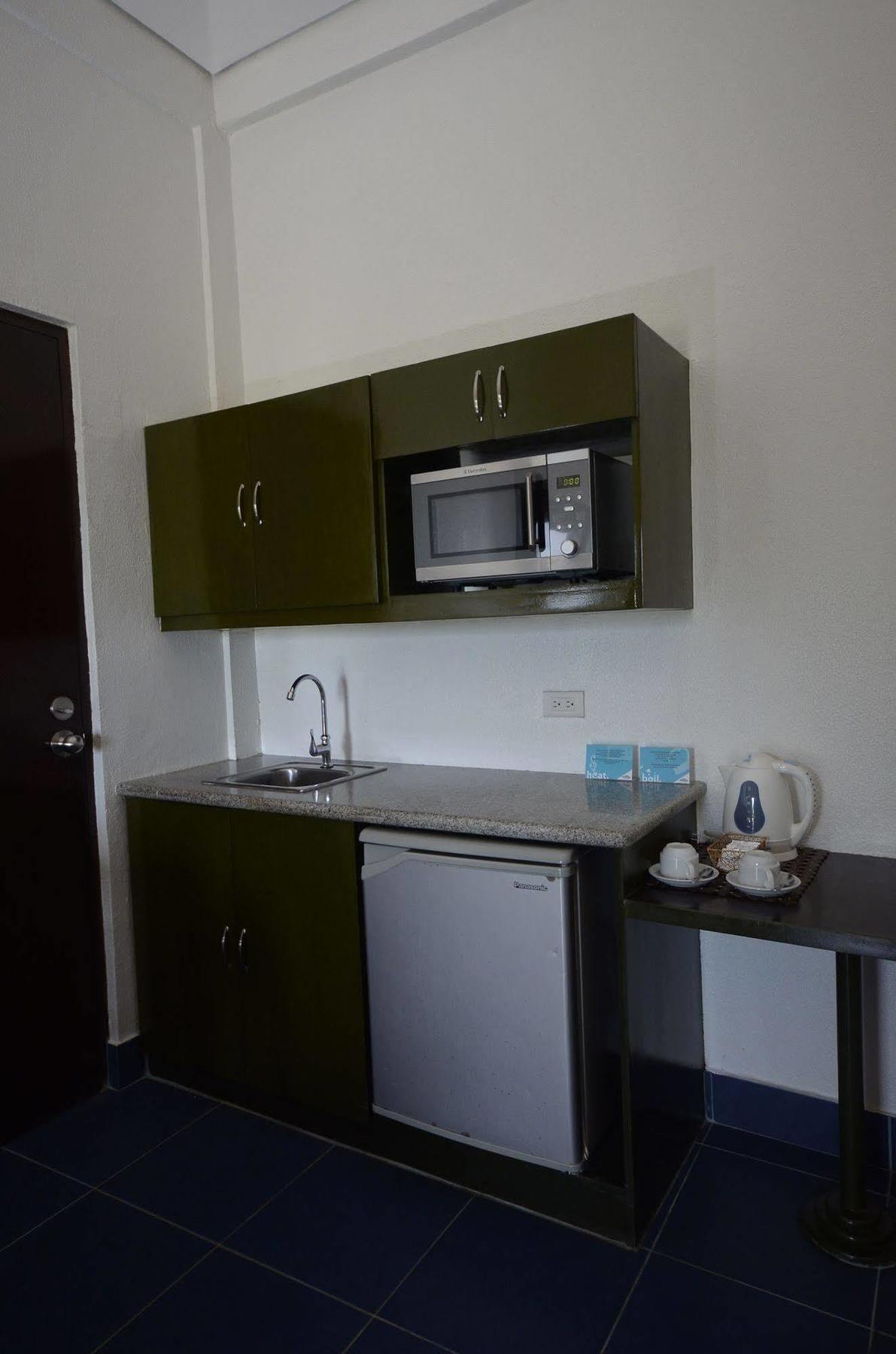 Microtel By Wyndham Puerto Princesa Buitenkant foto
