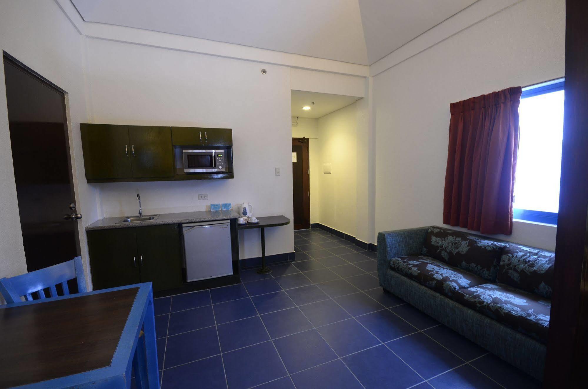Microtel By Wyndham Puerto Princesa Buitenkant foto