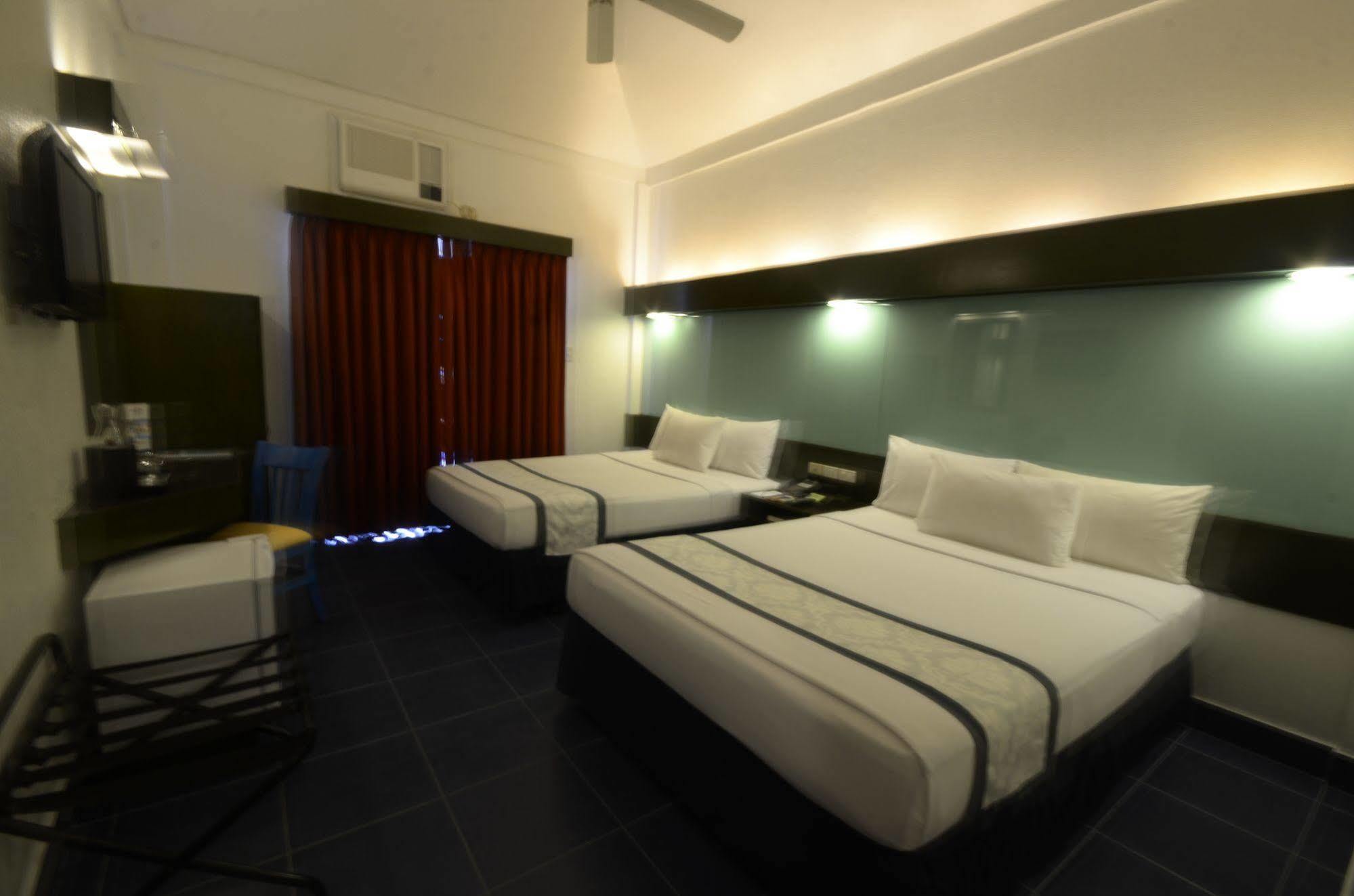 Microtel By Wyndham Puerto Princesa Buitenkant foto